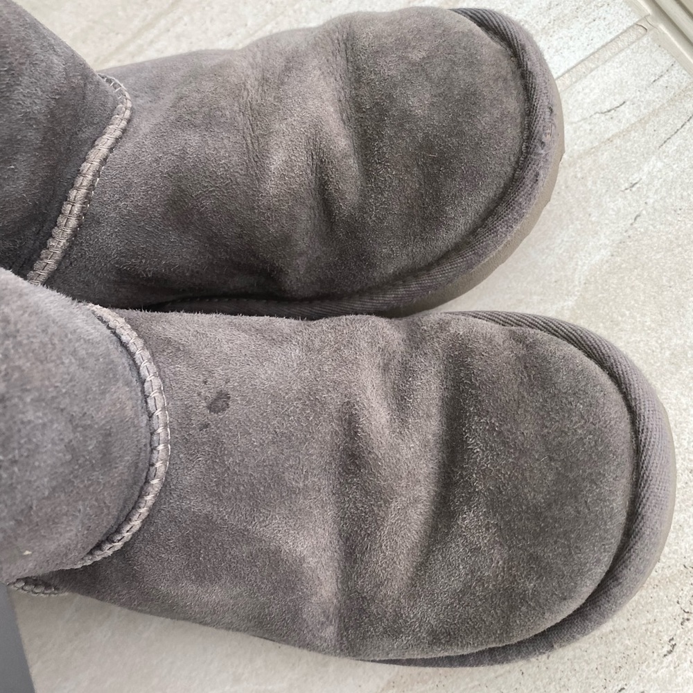 Lightly worn grey Uggs. Big kids’ size 3.